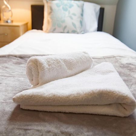 Comfortable Swindon Town Centre Apartments, Free Parking, Sleeps Up To 8 Exterior foto
