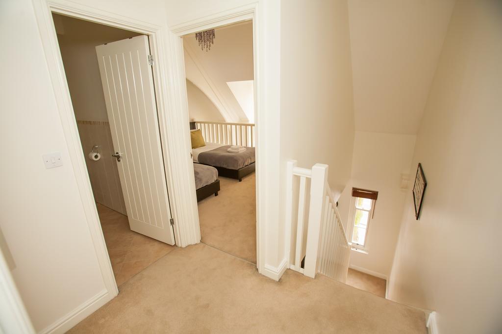 Comfortable Swindon Town Centre Apartments, Free Parking, Sleeps Up To 8 Exterior foto