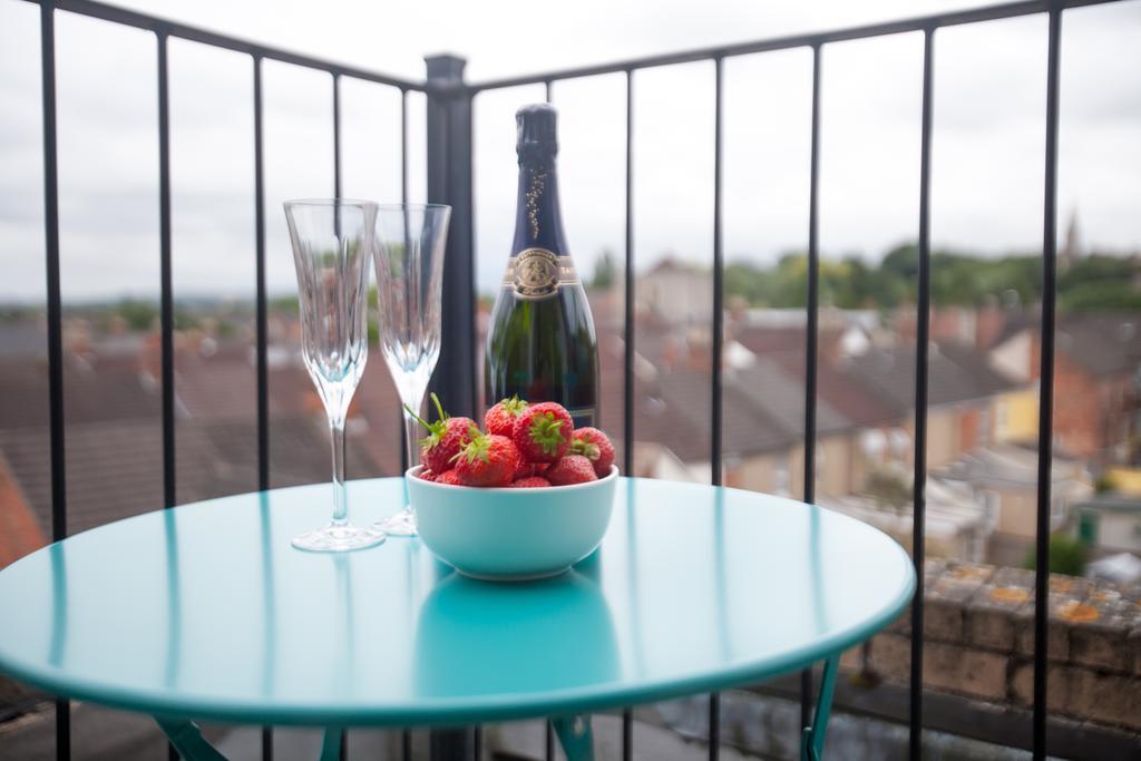 Comfortable Swindon Town Centre Apartments, Free Parking, Sleeps Up To 8 Exterior foto