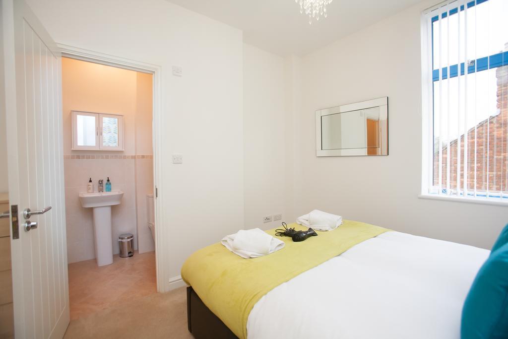 Comfortable Swindon Town Centre Apartments, Free Parking, Sleeps Up To 8 Exterior foto