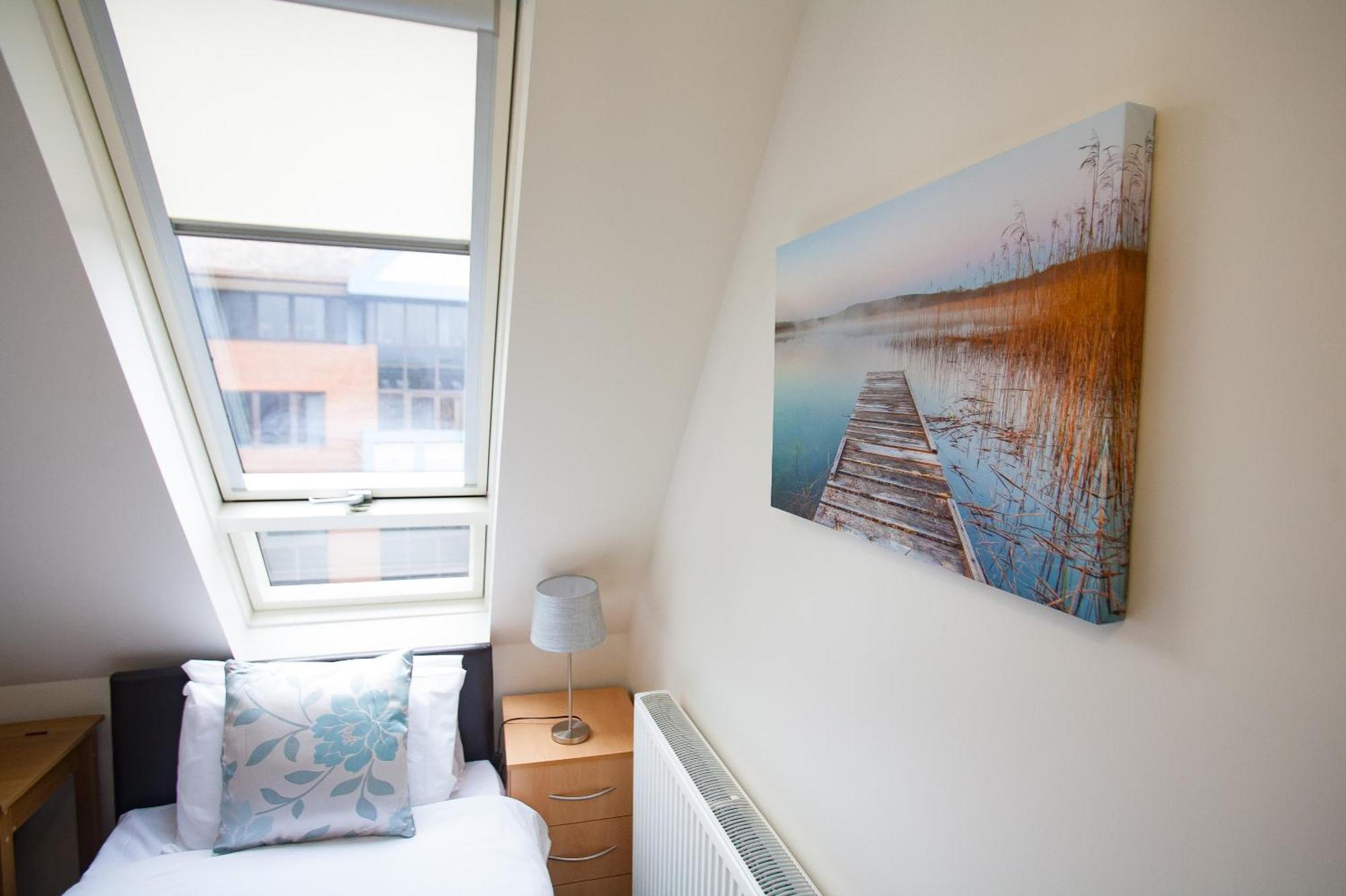 Comfortable Swindon Town Centre Apartments, Free Parking, Sleeps Up To 8 Exterior foto