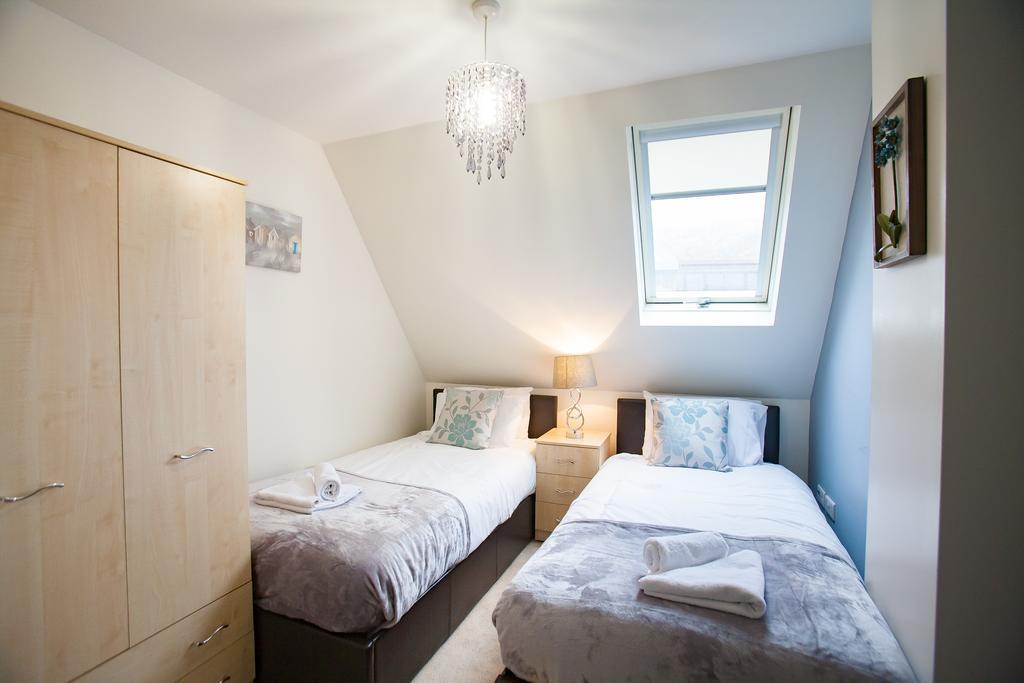 Comfortable Swindon Town Centre Apartments, Free Parking, Sleeps Up To 8 Exterior foto