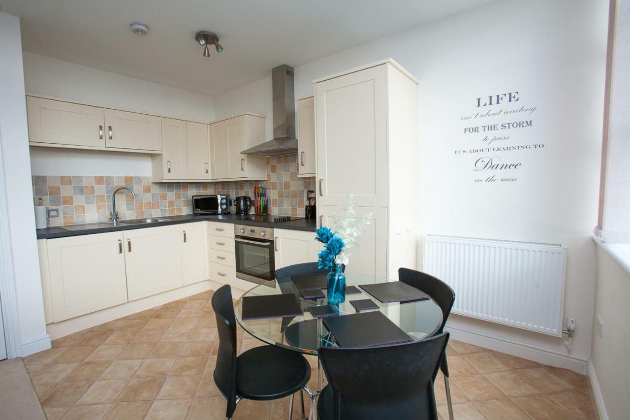 Comfortable Swindon Town Centre Apartments, Free Parking, Sleeps Up To 8 Exterior foto
